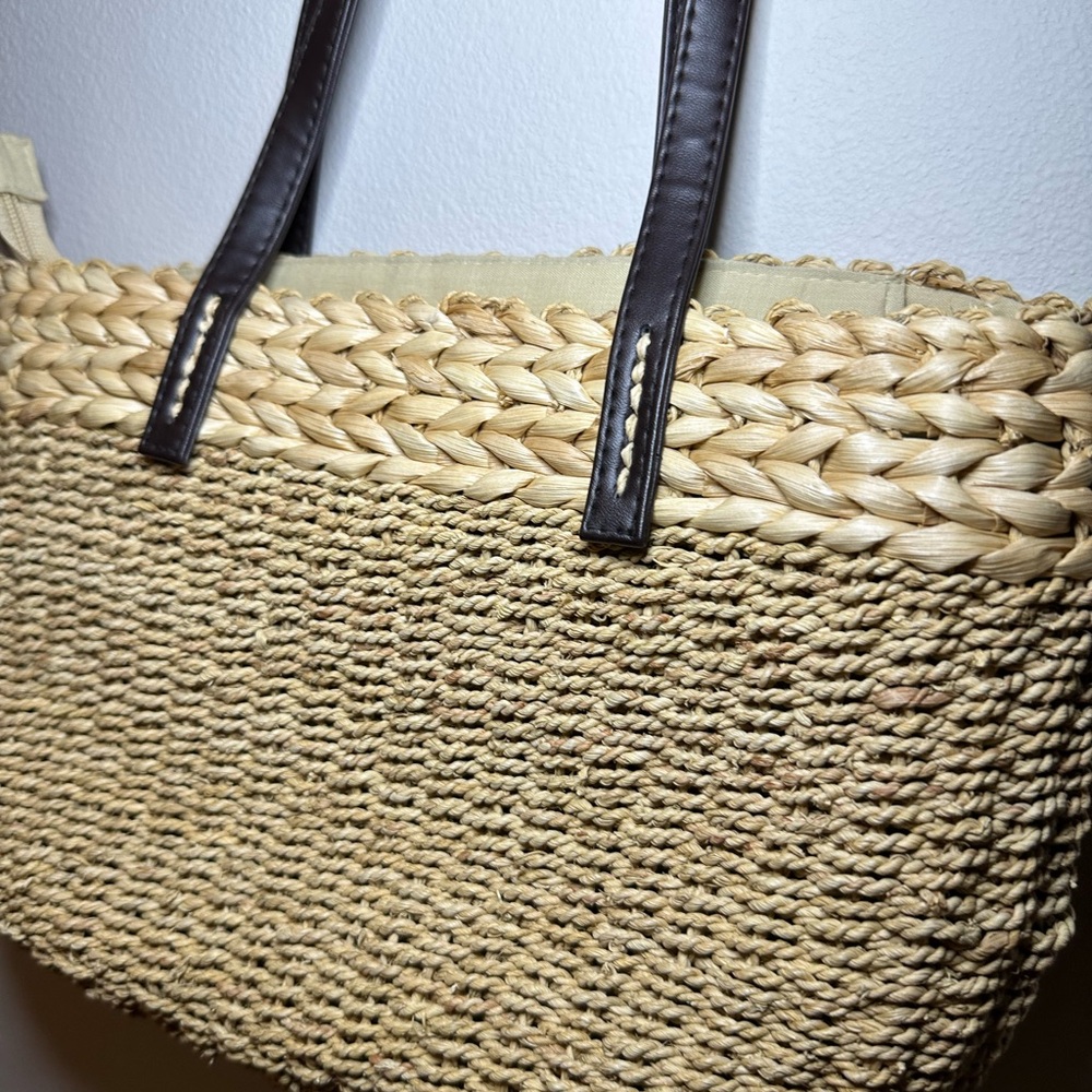 Chic Tan Woven Shoulder Bag with Brown Straps - Picture 4 of 8